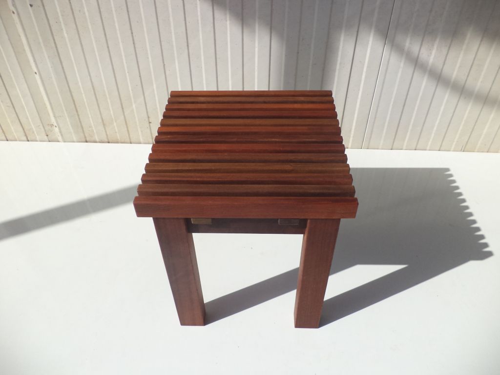 ספסל עץ קטן דגם קוסטה